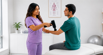 Especialista aplicando terapia física y rehabilitación metabólica para pacientes con diabetes, control de hipertensión, regulación de glucosa y manejo de sobrepeso en Tlalnepantla de Baz, optimizada para pantallas de celular.