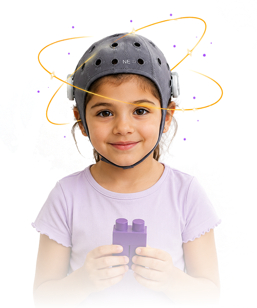 Niña utilizando un equipo de neuromodulación cerebral mientras sostiene una pieza de juguete en una imagen sobre el funcionamiento de esta tecnología.