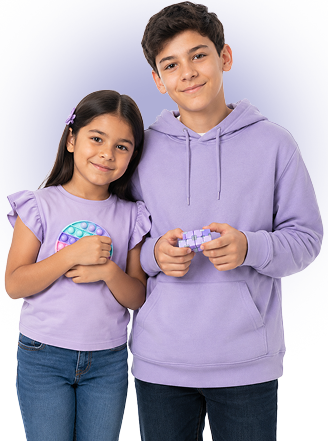 Niña y adolescente con objetos sensoriales en una imagen relacionada con neuromodulación cerebral, TDAH y autismo.